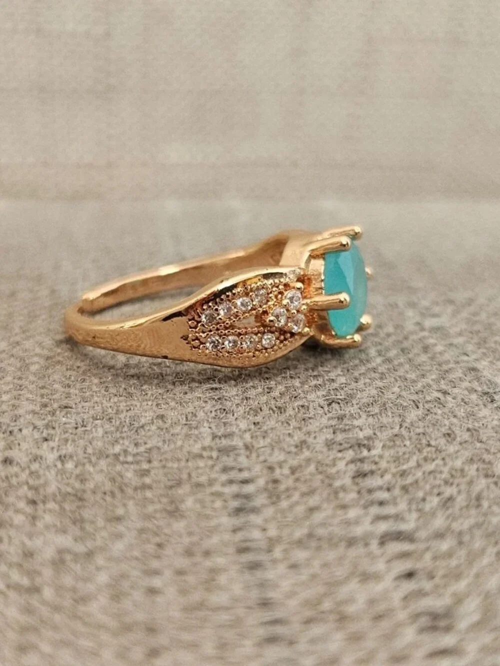 Women Ring Fashion Jewelry Faux Stone Gold Tone Fashion Ring Size 8-9 adjustable - Picture 9 of 12